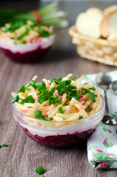 Ensalada con remolacha, mayonesa y queso — Foto de Stock