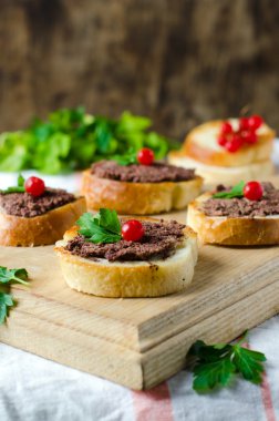 doldurma ve yeşillik ile sandviçler