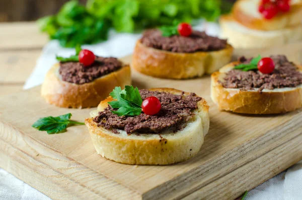 Broodjes met de vulling en Groenen — Stockfoto