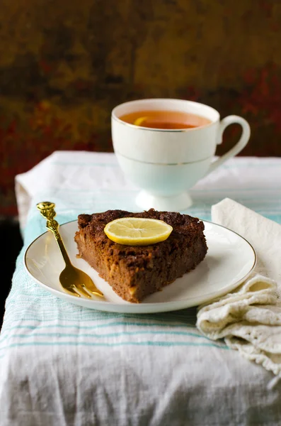 Pedaço de bolo de chocolate com limão — Fotografia de Stock