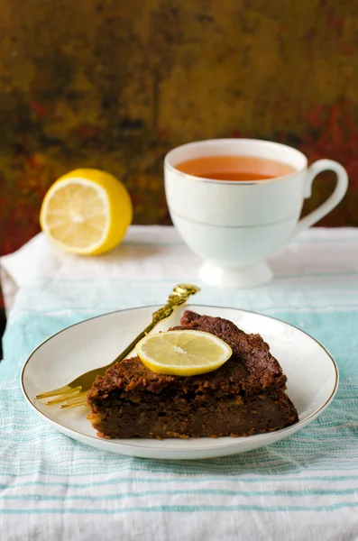 Pedazo de pastel de chocolate con limón — Foto de Stock