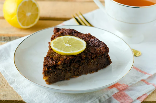 Pezzo di torta al cioccolato con limone — Foto Stock