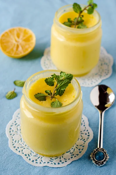 蜂蜜和柠檬的两个 jars — 图库照片