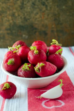 bir avuç taze çiğ kırmızı turp