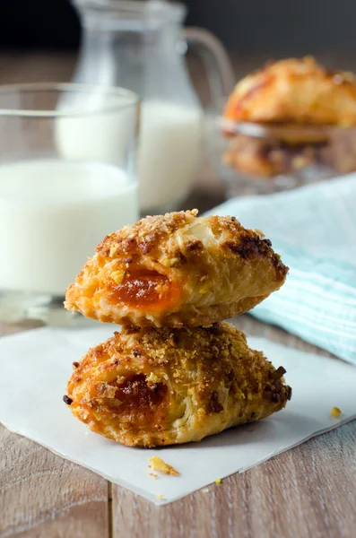 Puff pie with cup of milk — Stock Photo, Image