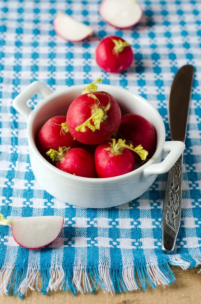 Un bouquet de radis rouges crus frais — Photo
