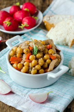 bezelye, havuç ve eti lezzetli yemek