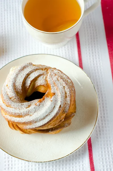 Eclairs riempito con panna montata — Foto Stock