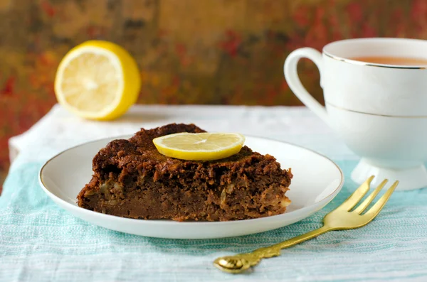 Stuk chocolade cake met citroen — Stockfoto