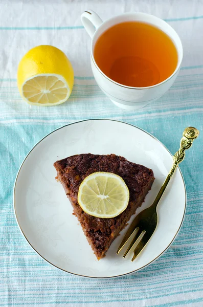 Pedazo de pastel de chocolate con limón — Foto de Stock