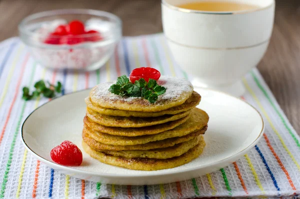 Pannkakor med körsbär och mynta — Stockfoto