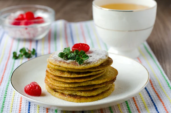 Kiraz ve nane ile Pancakes — Stok fotoğraf