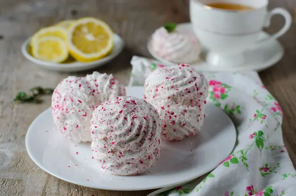 Marshmallow on the plate — Stock Photo, Image