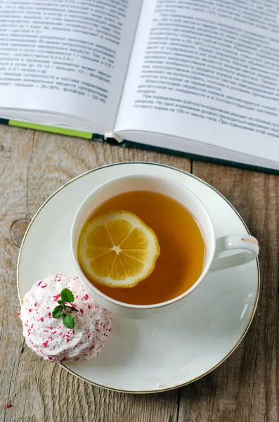 A Cup of tea with marshmallow — Stock Photo, Image