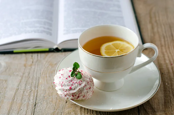 A Cup of tea with marshmallow — Stock Photo, Image