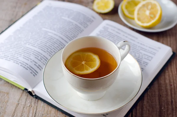 Tea with lemon — Stock Photo, Image