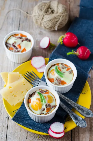 Huevos al horno con tomates y carne —  Fotos de Stock