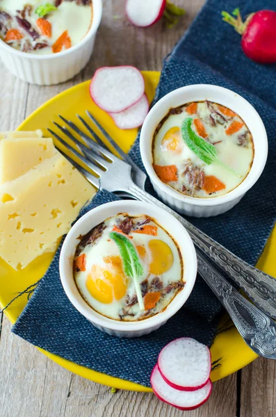 Eier mit Tomaten und Fleisch gebacken — Stockfoto