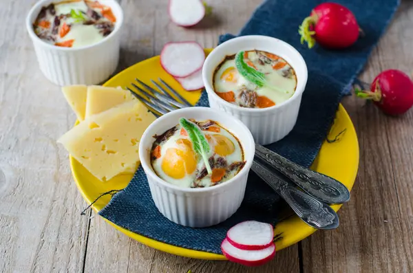 Eggs baked with tomatoes and meat — Stock Photo, Image