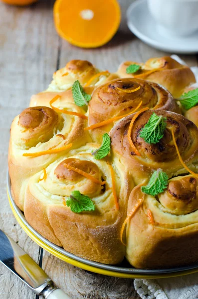 Ruller med smøreost og appelsinost – stockfoto