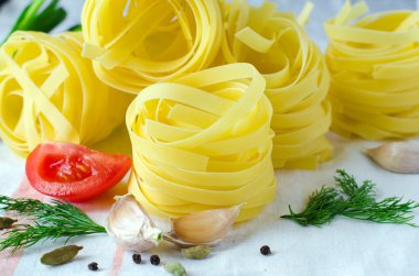 Fettuccine, domates, baharatlar ve otlar