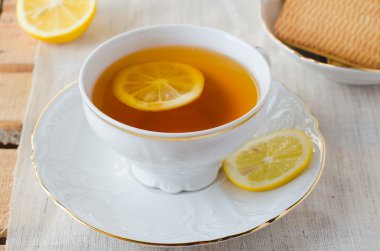 çay limon ve bisküvi