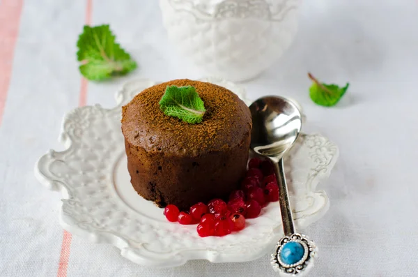 Chocolate cake with a liquid center — Stock Photo, Image