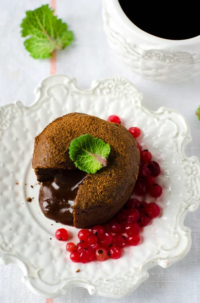 Chocolate cake met een vloeibare centrum — Stockfoto