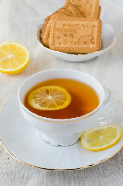 Herbata z cytryną i herbatniki — Zdjęcie stockowe
