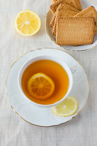 Чай с лимоном и печеньем — стоковое фото