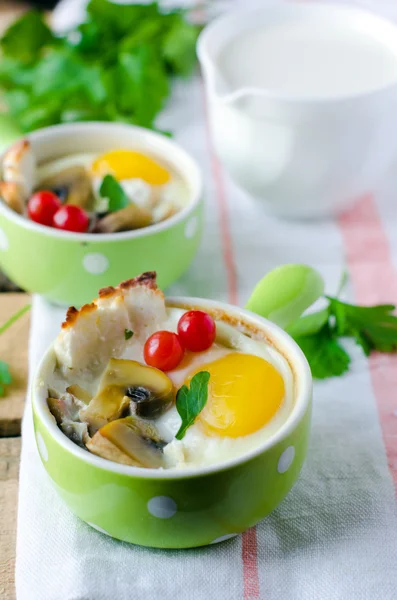 Jajka zapiekane z pieczarkami i cebulą — Zdjęcie stockowe