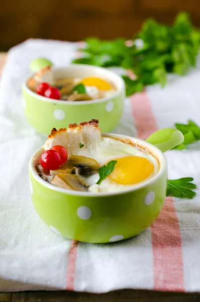 Eier mit Champignons und Zwiebeln gebacken — Stockfoto