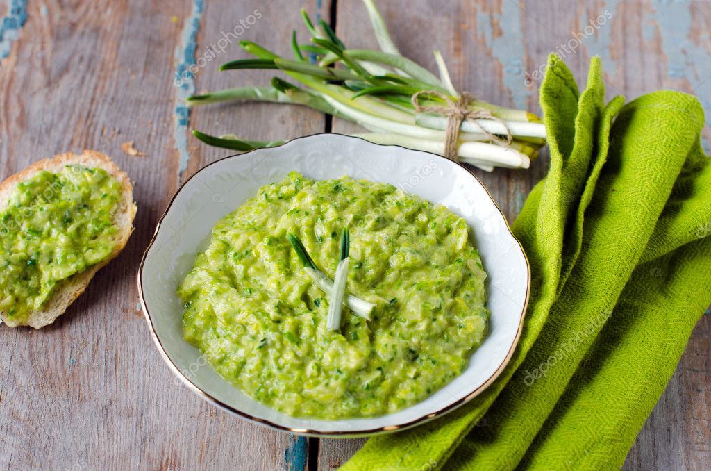 что можно приготовить из черемши. черемша из чесночных стрелок. что можно приготовить из черемши. сало с черемшой. что можно приготовить из черемши.