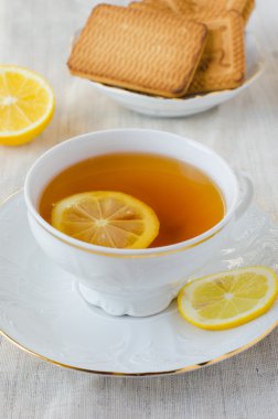 çay limon ve bisküvi