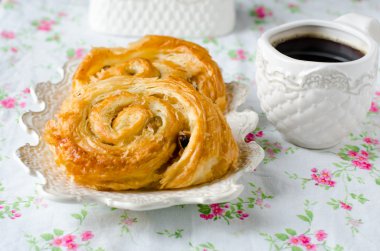 Kuru üzüm ve bal ile rulo