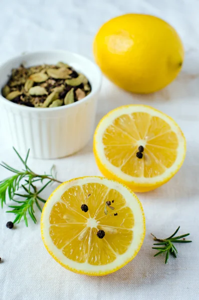 Citron och rosmarin — Stockfoto