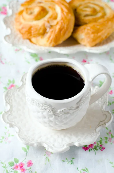 Una taza de café y bollos. Desayuno — Foto de Stock