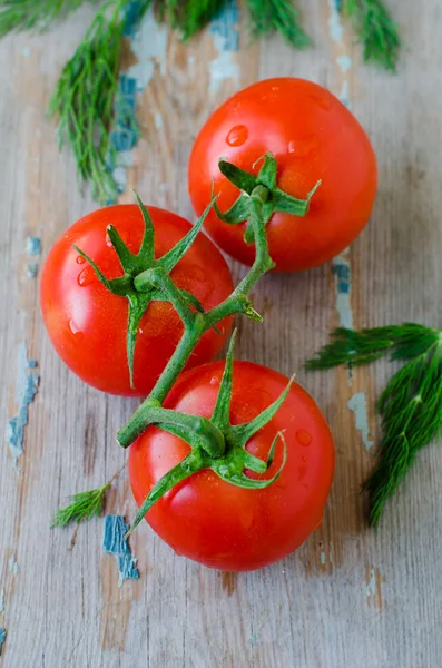 Tuoreet tomaatit puupöydällä — kuvapankkivalokuva