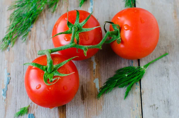 Tomates frescos em uma mesa de madeira — Fotografia de Stock