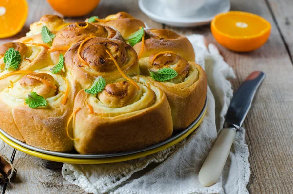 Rolos com queijo cottage e laranja — Fotografia de Stock