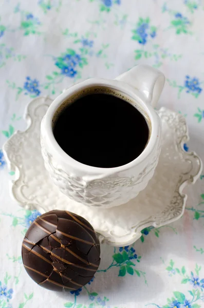 Eine Tasse Kaffee mit Schokoladenbonbons — Stockfoto