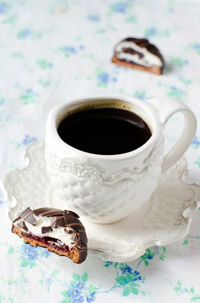 Una tazza di caffè con caramelle al cioccolato — Foto Stock