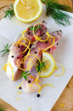 limon ve baharatlar ile balık