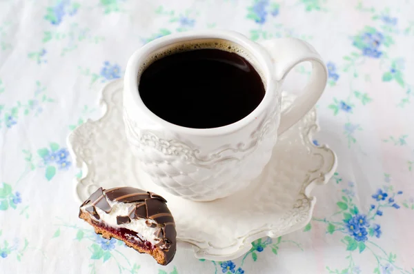 A Cup of coffee with chocolate candy — Stock Photo, Image