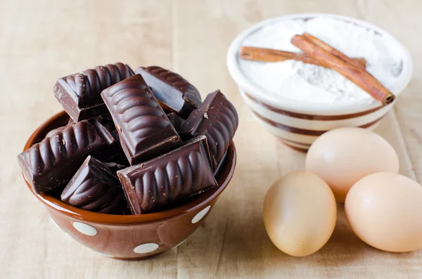 Chocolate , flour, eggs, ingredients — Stock Photo, Image