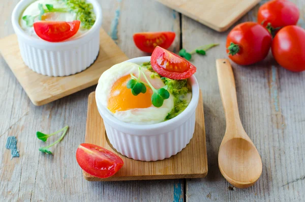 Eier mit Sauce-Pesto gebacken — Stockfoto
