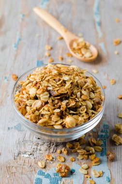 Masanın üzerine bir kase mısır gevreği