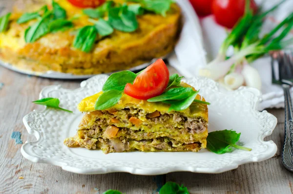 Meat pie with spinach — Stock Photo, Image