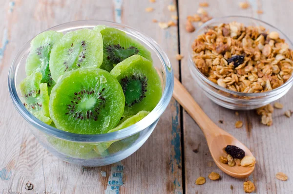 Kanderad frukt från kiwifrukt och müsli — Stockfoto