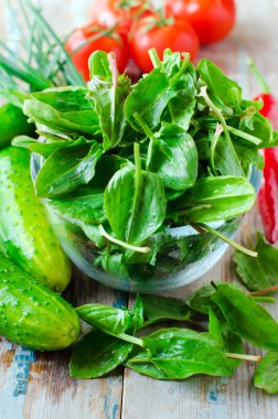 taze ıspanak, salatalık ve domates